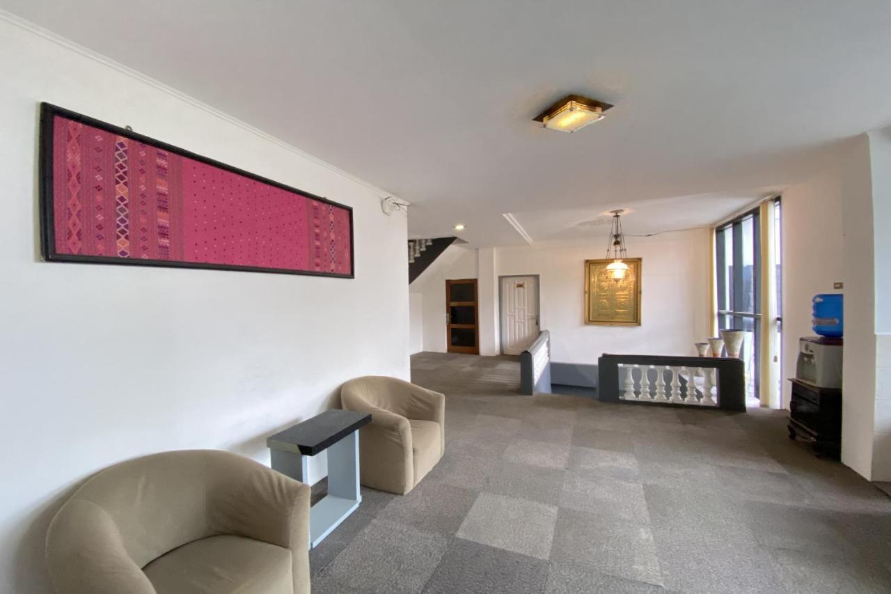 Hotel Ananda Syariah Redpartner ブキティンギ エクステリア 写真